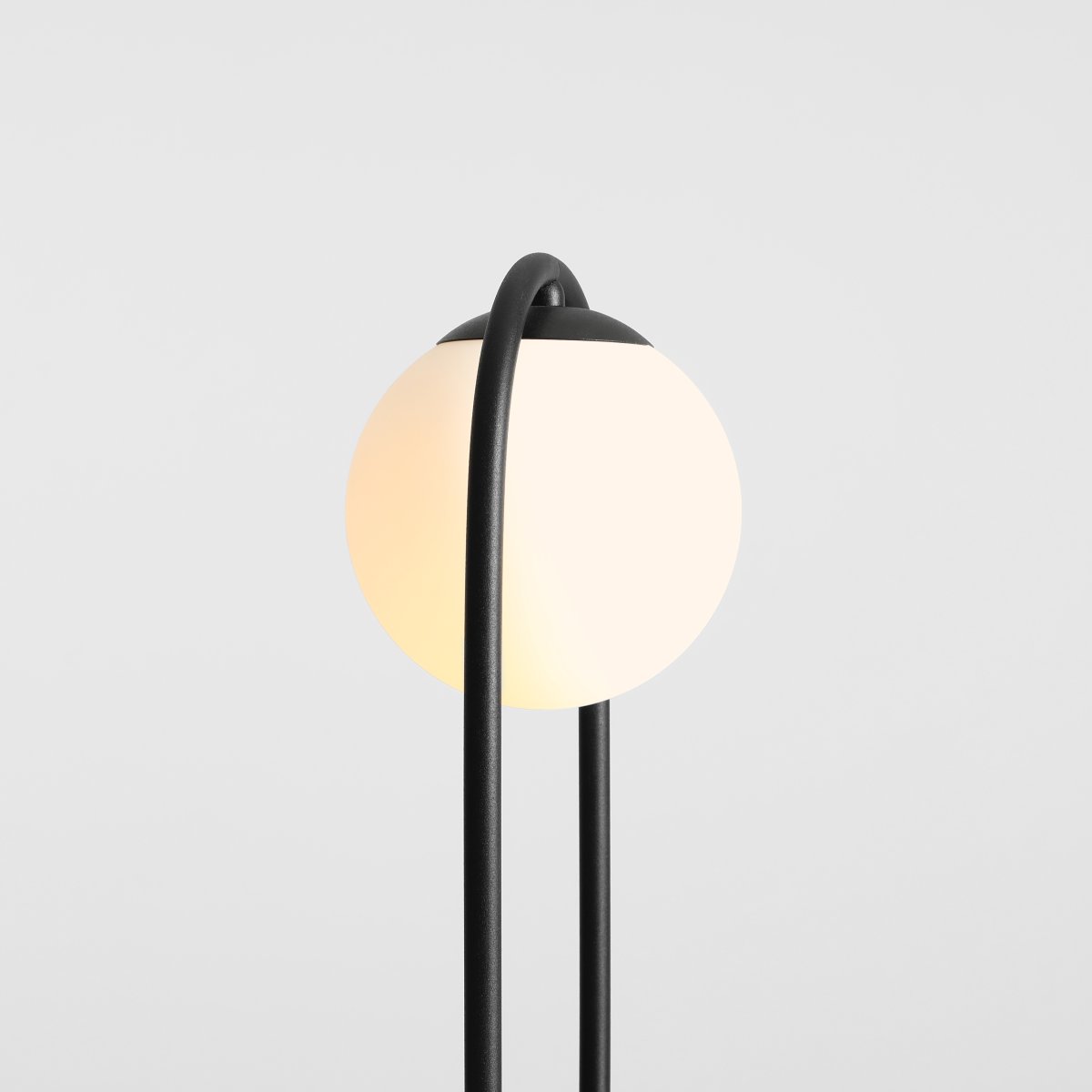Riva 47cm Schwarz tischlampe Von Artera - Mit ihrem schwarzen Rahmen und der Opalkugel, die ein weiches, angenehmes Licht spendet, eignet sich die Lampe perfekt als dekorative Lichtquelle sowohl im Wohnzimmer, Schlafzimmer oder auf der Veranda.