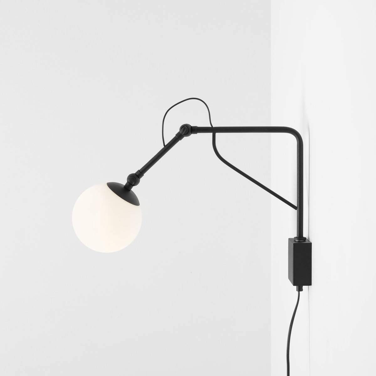 Soho 50cm Schwarz wandlampe Von Artera - Diese moderne Wandleuchte ist elegant und funktional zugleich und verfügt über einen verstellbaren Arm, mit dem sich das Licht ganz einfach dorthin richten lässt, wo es benötigt wird.