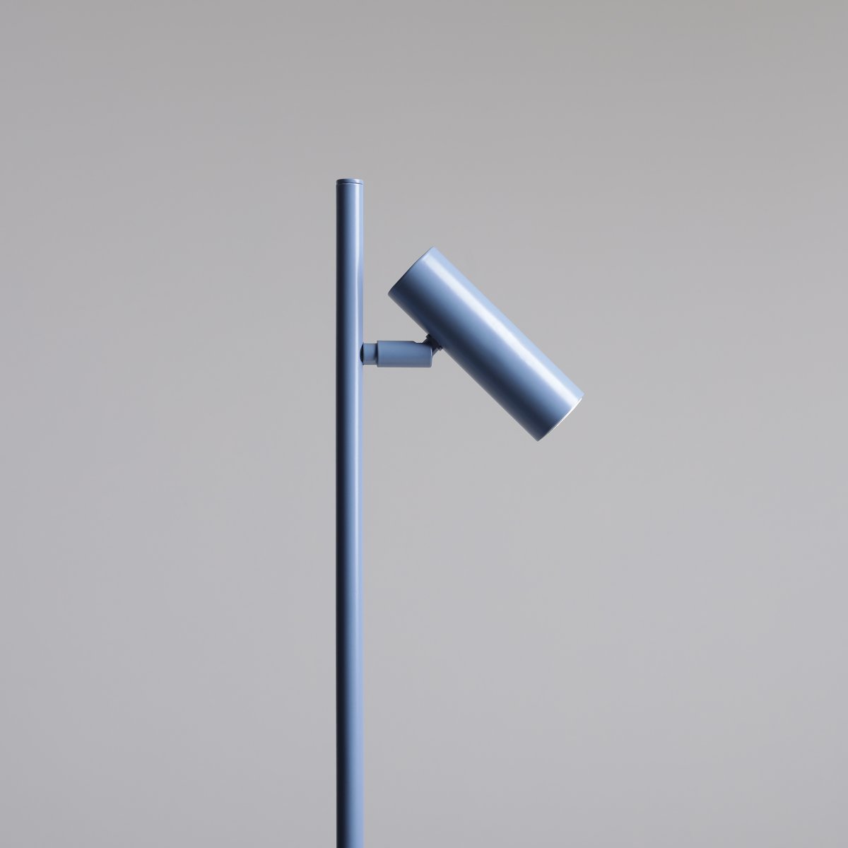 Trevo 54cm Blau schreibtischlampe Von Artera - Die aus Metall gefertigte Tischleuchte Trevo bietet ein modernes und funktionales Design.