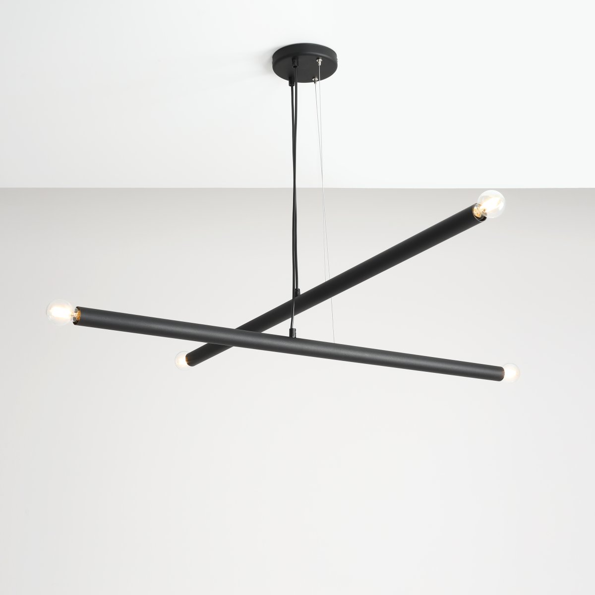 Tubo 4 100cm Schwarz hängelampe Von Artera - Sie besteht aus zwei schmalen Metallrohren in elegantem Schwarz, die in unterschiedlichen Winkeln angeordnet sind und so eine dynamische und luftige Optik erzeugen.