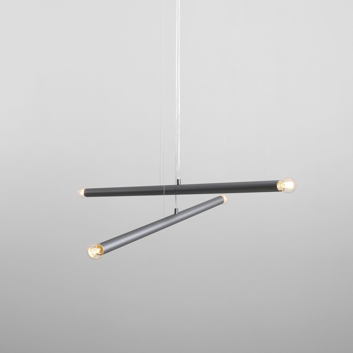 Tubo 4 100cm Stahl hängelampe Von Artera - Die Leuchte besteht aus zwei schmalen Metallrohren in elegantem Stahl-Finish, die in unterschiedlichen Winkeln angeordnet sind und so eine dynamische und luftige Optik erzeugen.