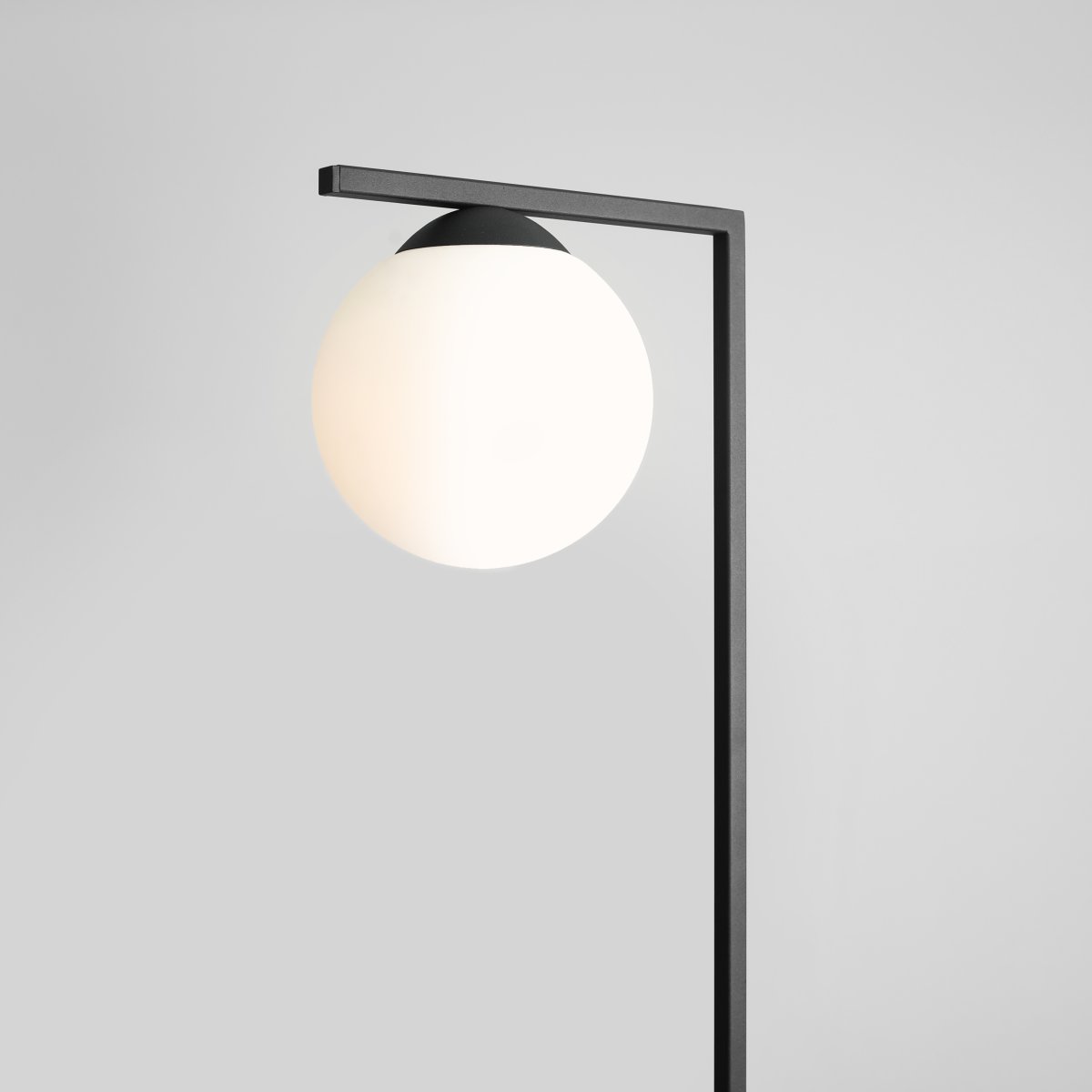 Zac Schwarz stehlampe Von Artera - Platzieren Sie die Stehleuchte Zac im Wohnzimmer oder in der Leseecke für eine dezente, aber stilvolle Beleuchtungslösung.