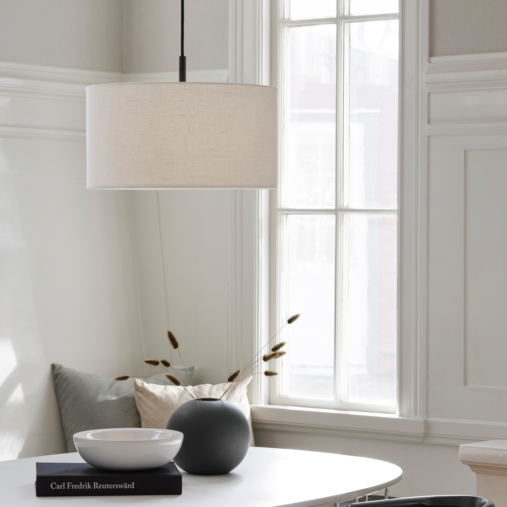 Soft Ø44 Weiß/Bronze hängelampe Von Belid - Die Pendelleuchte Soft ist eine stilvolle Lampe mit sanft gerundeter Form, die ein warmes und angenehmes Licht erzeugt.