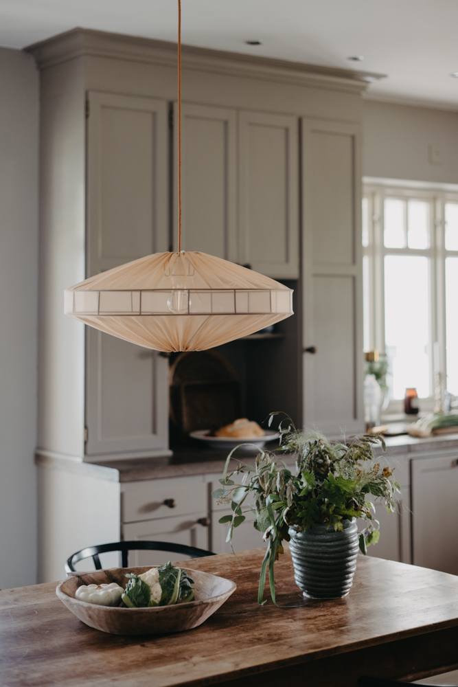 Alba Lampenschirm Ohne Aufhängung Ø58 Hellorange hängelampe Von Alde & Lind - Platzieren Sie sie im Wohnzimmer, Flur oder Schlafzimmer.