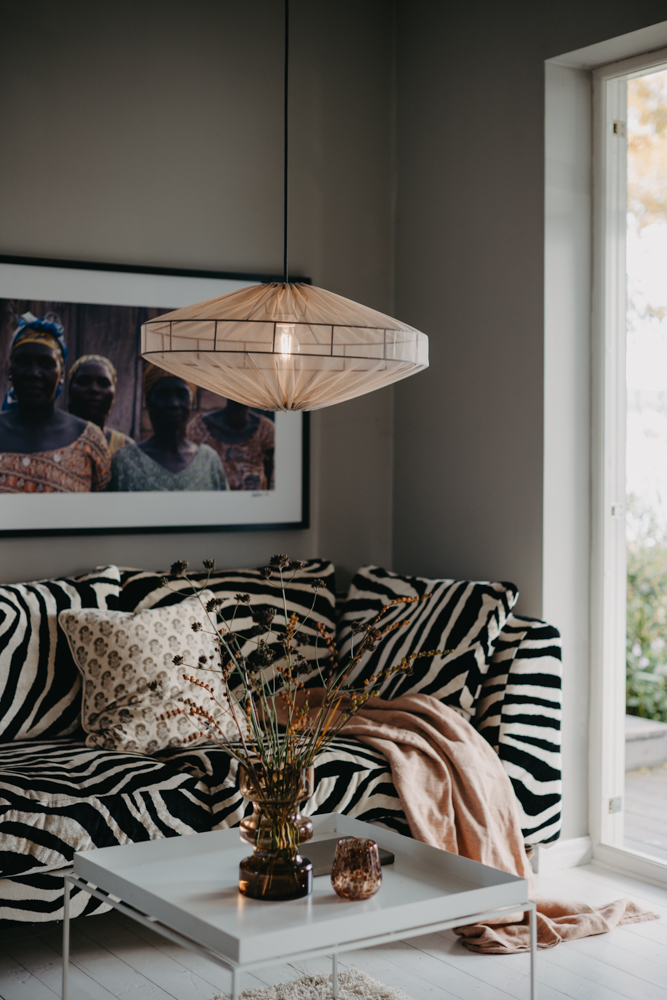 Alba Lampenschirm Ohne Aufhängung Ø58 Braun hängelampe Von Alde & Lind - Alba kann als Deckenpendel oder Deckenleuchte verwendet werden, je nachdem, mit welcher Lampe Sie ihn kombinieren.