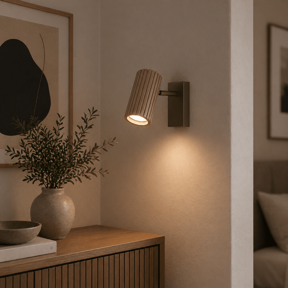 Lakewood 17cm Braun leselampe Von Brilliant - Die Wandleuchte Lakewood vereint braunes Metall mit hellem, geriffeltem Holz und besticht durch ihre warme und stilvolle Optik.