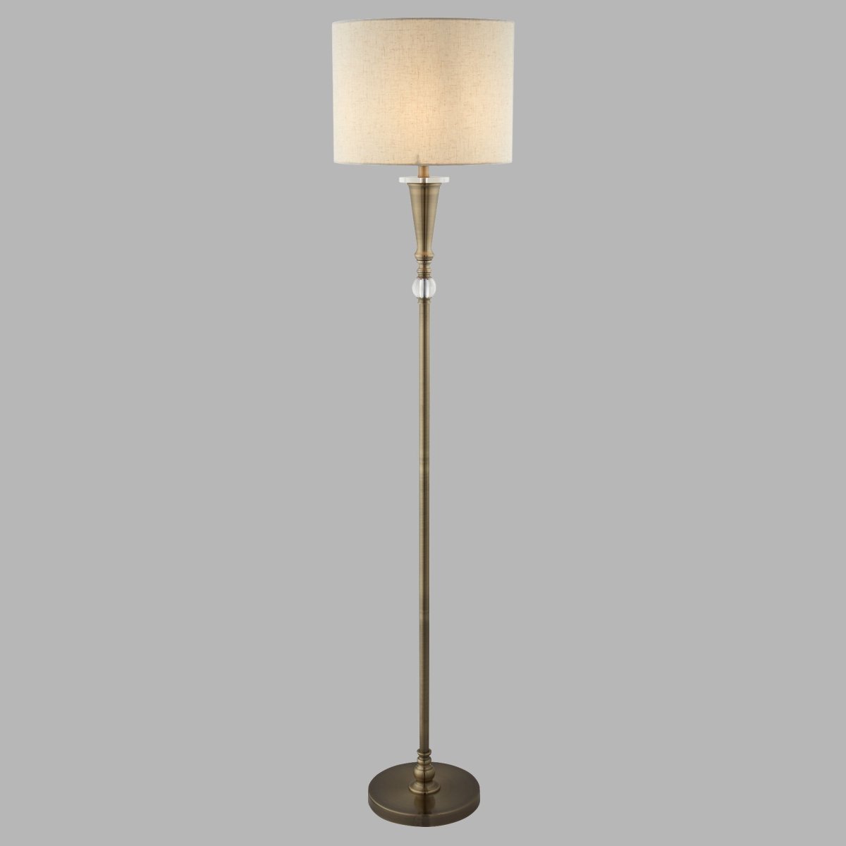 Oscar Antikes Messing stehlampe Von Searchlight - Mit seinem antiken Messing-Finish und dem wunderschönen, von Leinen inspirierten Schirm erzeugt es ein warmes und weiches Licht, das zu einer einladenden Atmosphäre beiträgt.