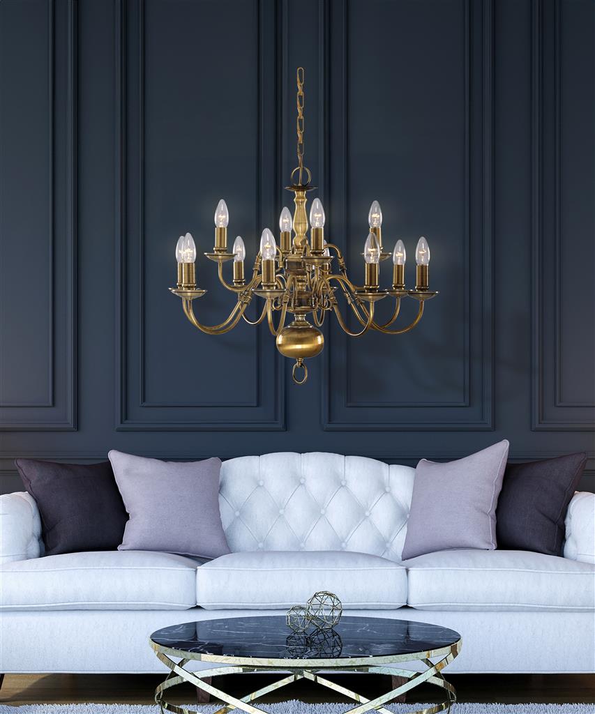 Flemish 12 Ø62 Messing hängelampe Von Searchlight - Mit seinen zw&ouml;lf Kerzenhaltern im klassischen Kandelaber-Stil und einem dekorativen Mittelsteg mit gew&ouml;lbtem Fu&szlig; vermittelt er ein Gef&uuml;hl von Eleganz und Tradition.