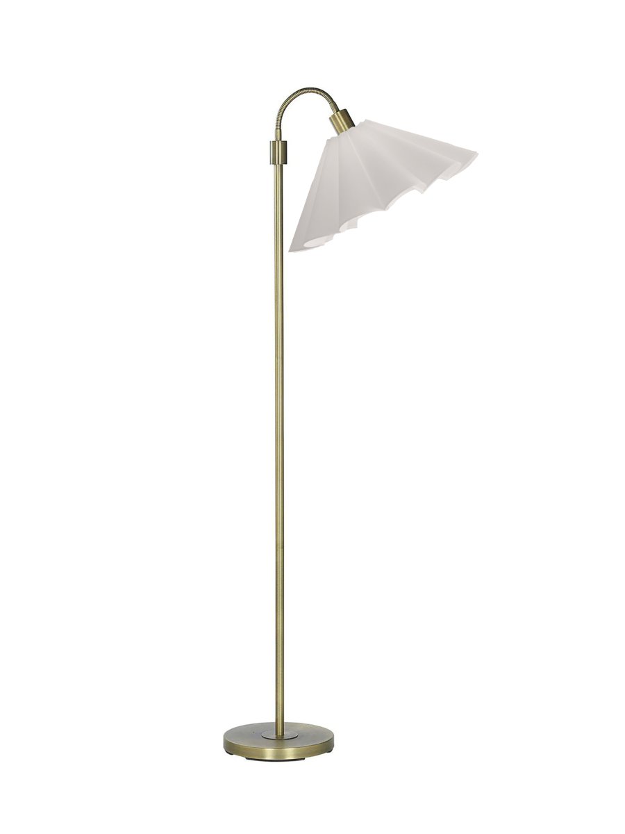 Amy Flex Gold stehlampe Von PR Home - Die Lampe hat ein goldfarbenes Metallgestell mit einem verstellbaren Arm und einem Schalter am Fu&szlig; f&uuml;r einfache Bedienung.