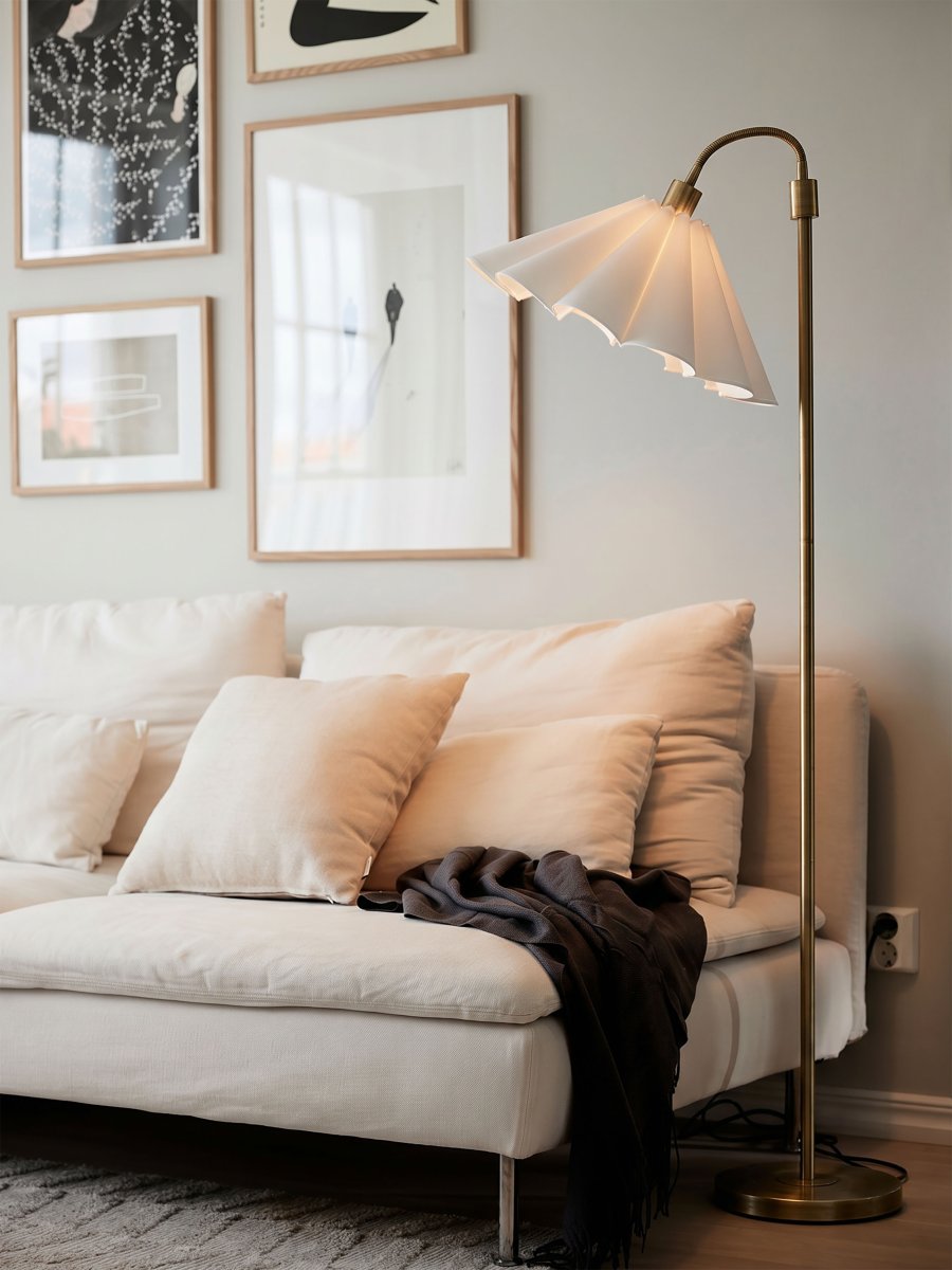 Amy Flex Gold stehlampe Von PR Home - Die Lampe hat ein goldfarbenes Metallgestell mit einem verstellbaren Arm und einem Schalter am Fu&szlig; f&uuml;r einfache Bedienung.