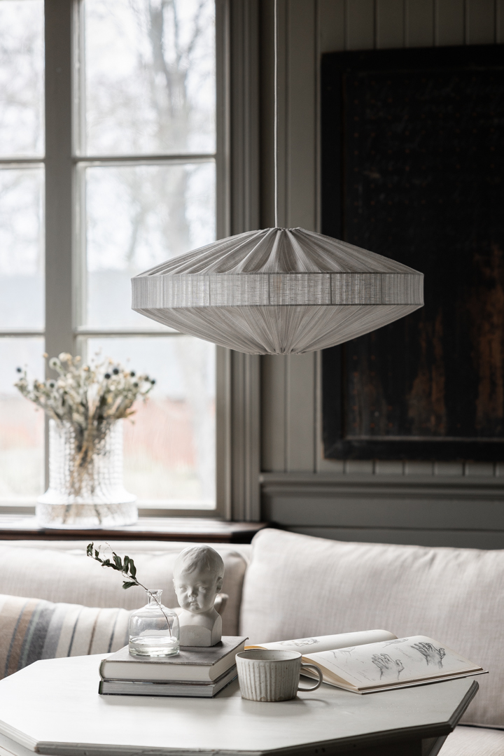 Alba Streifen Lampenschirm Ohne Aufhängung Ø58 Weiß hängelampe Von Alde & Lind - Der elegante Streifen im Stoff verleiht dem Alba Lampenschirm einen raffinierten und eleganten Ausdruck.