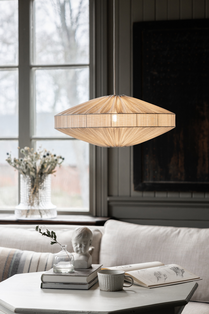 Alba Streifen Lampenschirm Ohne Aufhängung Ø58 Weiß hängelampe Von Alde & Lind - Der elegante Streifen im Stoff verleiht dem Alba Lampenschirm einen raffinierten und eleganten Ausdruck.