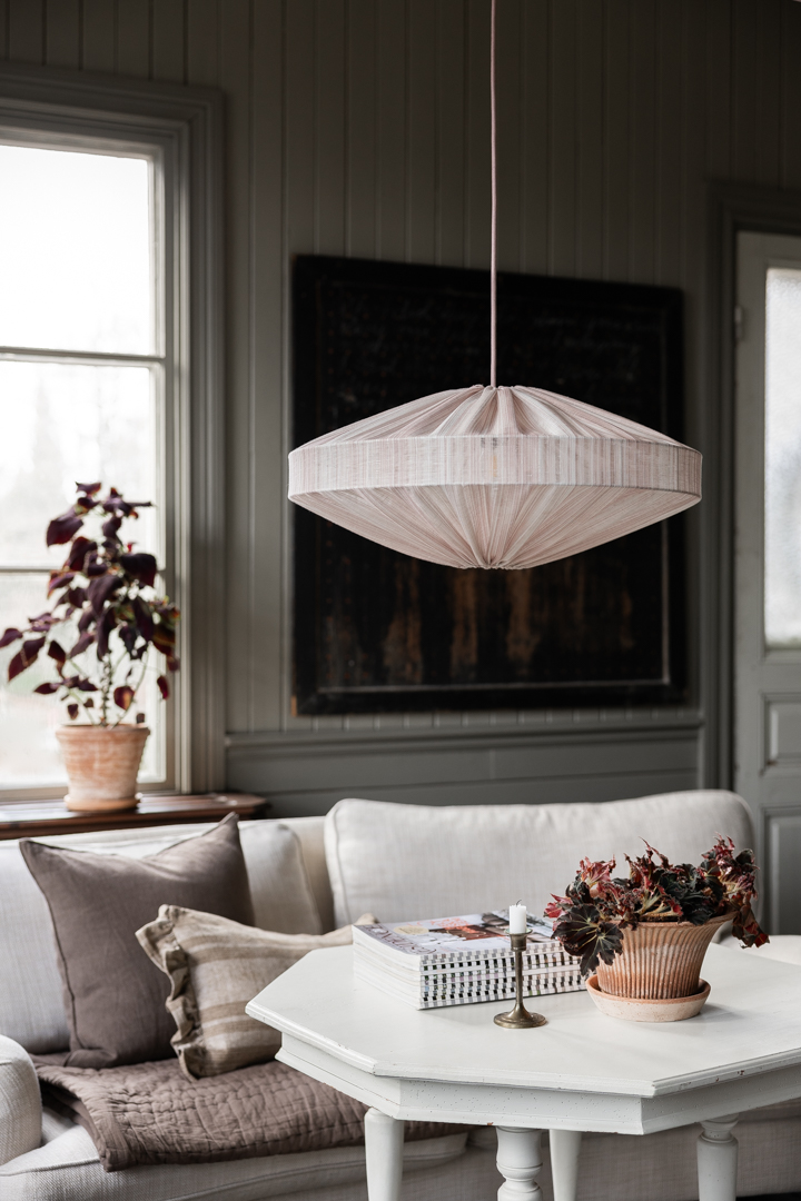 Alba Streifen Lampenschirm Ohne Aufhängung Ø58 Rosa hängelampe Von Alde & Lind - Der elegante Streifen im Stoff verleiht dem Alba Lampenschirm einen raffinierten und eleganten Ausdruck.