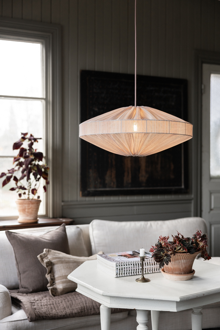 Alba Streifen Lampenschirm Ohne Aufhängung Ø58 Rosa hängelampe Von Alde & Lind - Der elegante Streifen im Stoff verleiht dem Alba Lampenschirm einen raffinierten und eleganten Ausdruck.