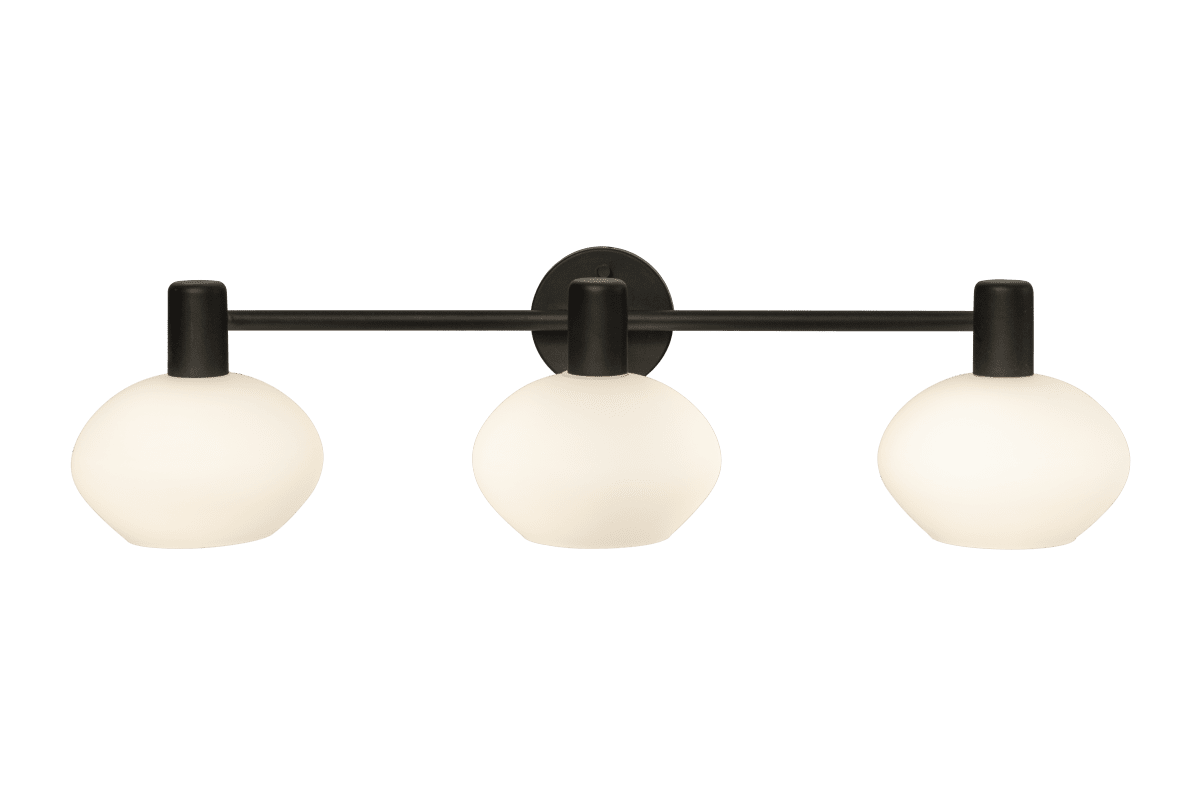 Elba 63cm Schwarz badezimmerlampe Von Aneta Lighting - Diese Wandleuchte aus schwarz lackiertem Metall verfügt über ein elegantes Design mit drei formschönen, opalweißen Glasschirmen, die ein weiches und angenehmes Licht erzeugen.