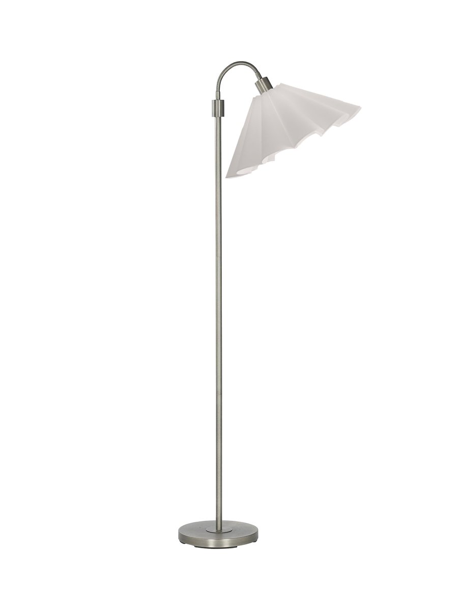 Amy Flex Silber stehlampe Von PR Home - Die Lampe hat ein silberfarbenes Metallgestell mit einem verstellbaren Arm und einem praktischen Ein-/Ausschalter am Fuß.