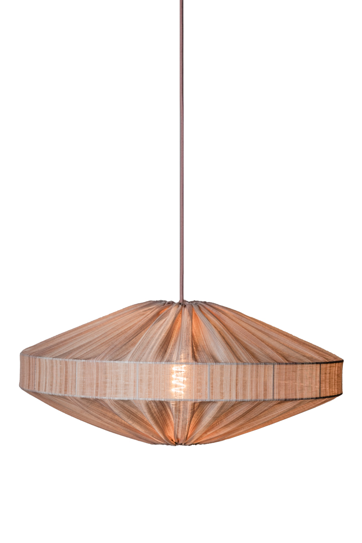 Alba Streifen Lampenschirm Ohne Aufhängung Ø78 Rosa hängelampe Von Alde & Lind - Der elegante Streifen im Stoff verleiht dem Alba Lampenschirm einen raffinierten und eleganten Ausdruck.