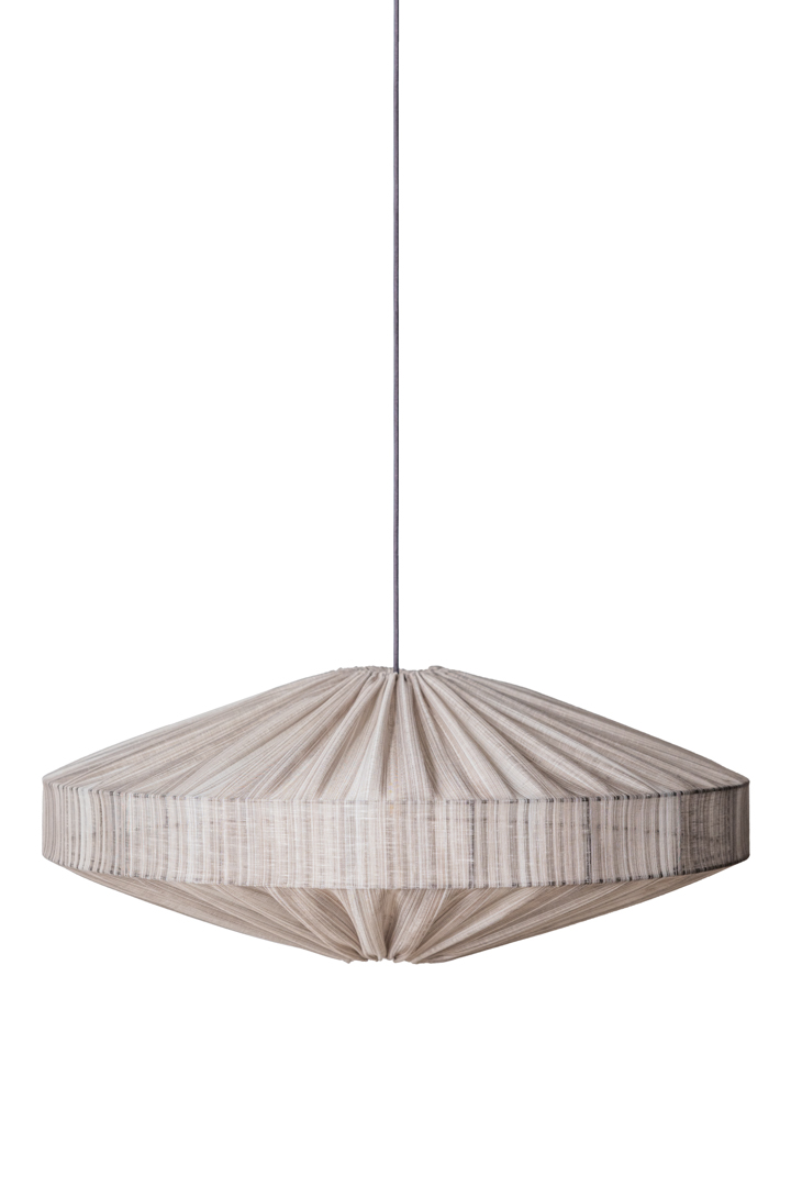 Alba Streifen Lampenschirm Ohne Aufhängung Ø78 Braun hängelampe Von Alde & Lind - Der elegante Streifen im Stoff verleiht dem Alba Lampenschirm einen raffinierten und eleganten Ausdruck.