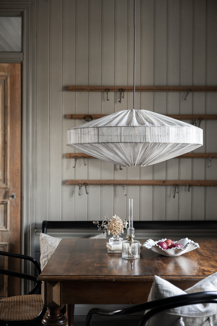 Alba Streifen Lampenschirm Ohne Aufhängung Ø78 Braun hängelampe Von Alde & Lind - Der elegante Streifen im Stoff verleiht dem Alba Lampenschirm einen raffinierten und eleganten Ausdruck.