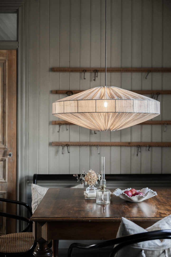 Alba Streifen Lampenschirm Ohne Aufhängung Ø78 Braun hängelampe Von Alde & Lind - Der elegante Streifen im Stoff verleiht dem Alba Lampenschirm einen raffinierten und eleganten Ausdruck.