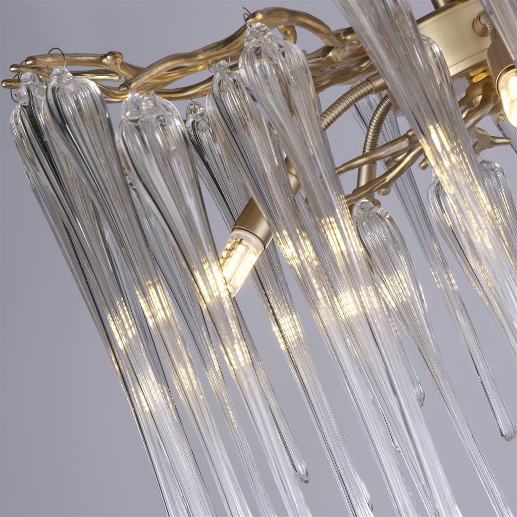 Heritage Ø50 Gold kristall Von Searchlight - Die langen, schmalen Glaselemente erzeugen ein lebendiges, schimmerndes Licht, das dem Raum Dynamik und Exklusivit&auml;t verleiht.