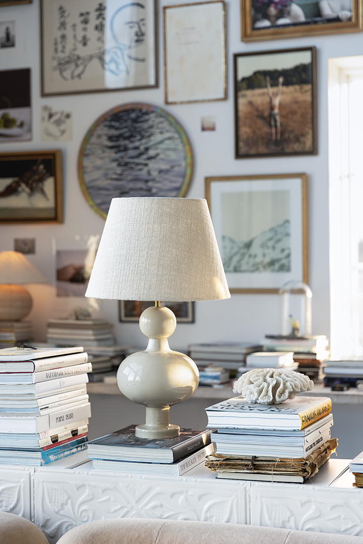 Fiona 40cm Cremeweiß lampenfuß Von Alde & Lind - Die sanft gerundete, klassische Form harmoniert perfekt mit der hochglänzenden, emailleartigen Oberfläche und verleiht der Lampe einen stilvollen und modernen Look.