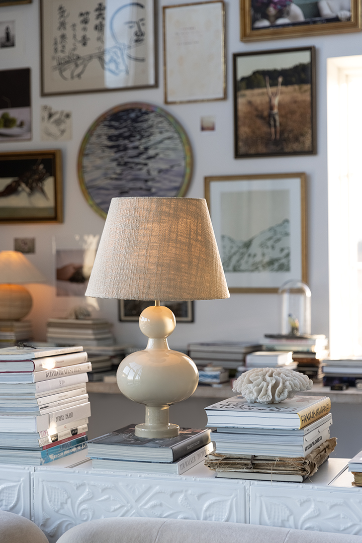 Fiona 40cm Cremeweiß lampenfuß Von Alde & Lind - Die sanft gerundete, klassische Form harmoniert perfekt mit der hochglänzenden, emailleartigen Oberfläche und verleiht der Lampe einen stilvollen und modernen Look.