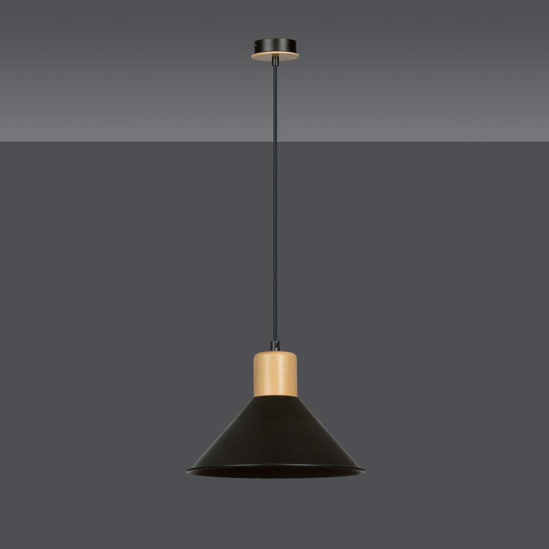 Rowen Ø25 Schwarz hängelampe Von Emibig Lighting - Die Rowen-Lampen verf&uuml;gen &uuml;ber offene Metallschirme, die das Licht auch in gr&ouml;&szlig;eren R&auml;umen effektiv verteilen, w&auml;hrend die dekorativen Holzdetails sowohl W&auml;rme als auch eine auff&auml;llige Farbe verleihen, die die Aufmerksamkeit auf sich zieht.