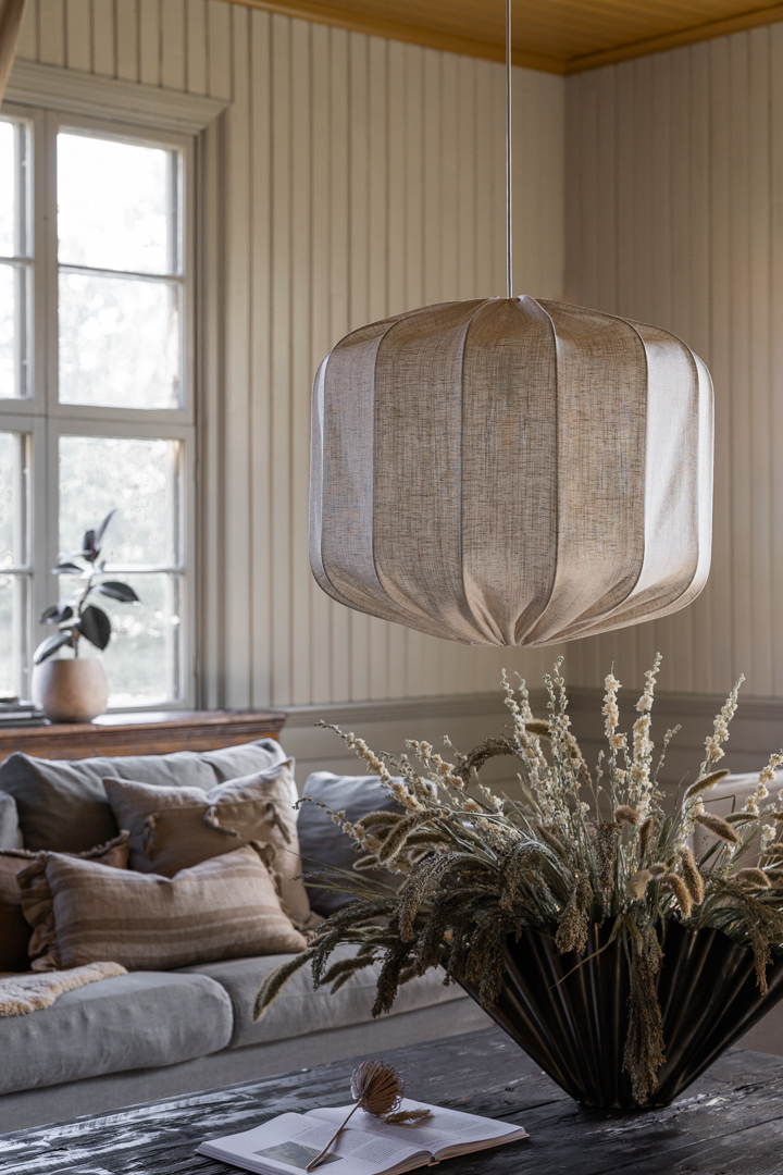 Dester Lampenschirm Ohne Aufhängung Ø58 Natur hängelampe Von Alde & Lind - Der Leinenstoff verleiht dem Dester Lampenschirm einen raffinierten und eleganten Ausdruck.