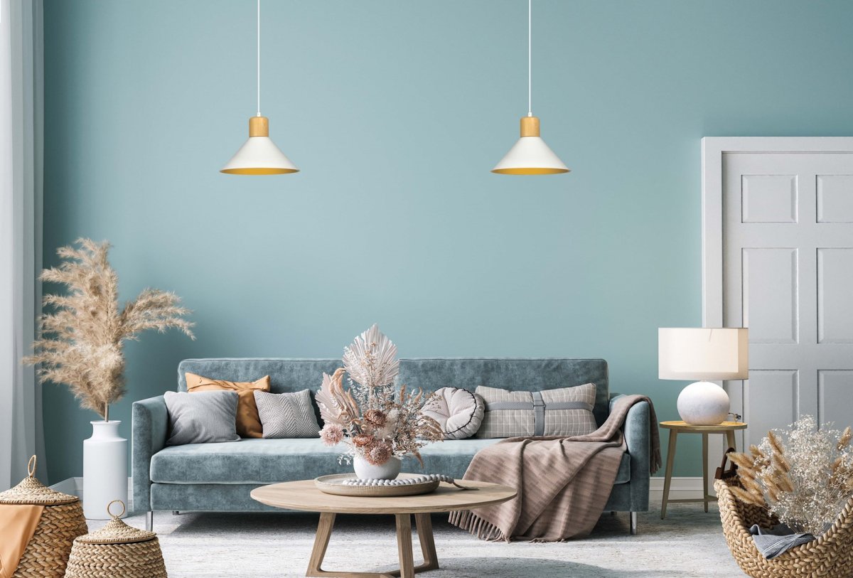 Rowen Ø25 Weiß hängelampe Von Emibig Lighting - Die Rowen-Lampen verf&uuml;gen &uuml;ber offene Metallschirme, die das Licht auch in gr&ouml;&szlig;eren R&auml;umen effektiv verteilen, w&auml;hrend die dekorativen Holzdetails sowohl W&auml;rme als auch eine auff&auml;llige Farbe verleihen, die die Aufmerksamkeit auf sich zieht.