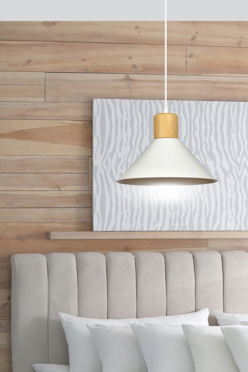 Rowen Ø25 Weiß hängelampe Von Emibig Lighting - Die Rowen-Lampen verf&uuml;gen &uuml;ber offene Metallschirme, die das Licht auch in gr&ouml;&szlig;eren R&auml;umen effektiv verteilen, w&auml;hrend die dekorativen Holzdetails sowohl W&auml;rme als auch eine auff&auml;llige Farbe verleihen, die die Aufmerksamkeit auf sich zieht.