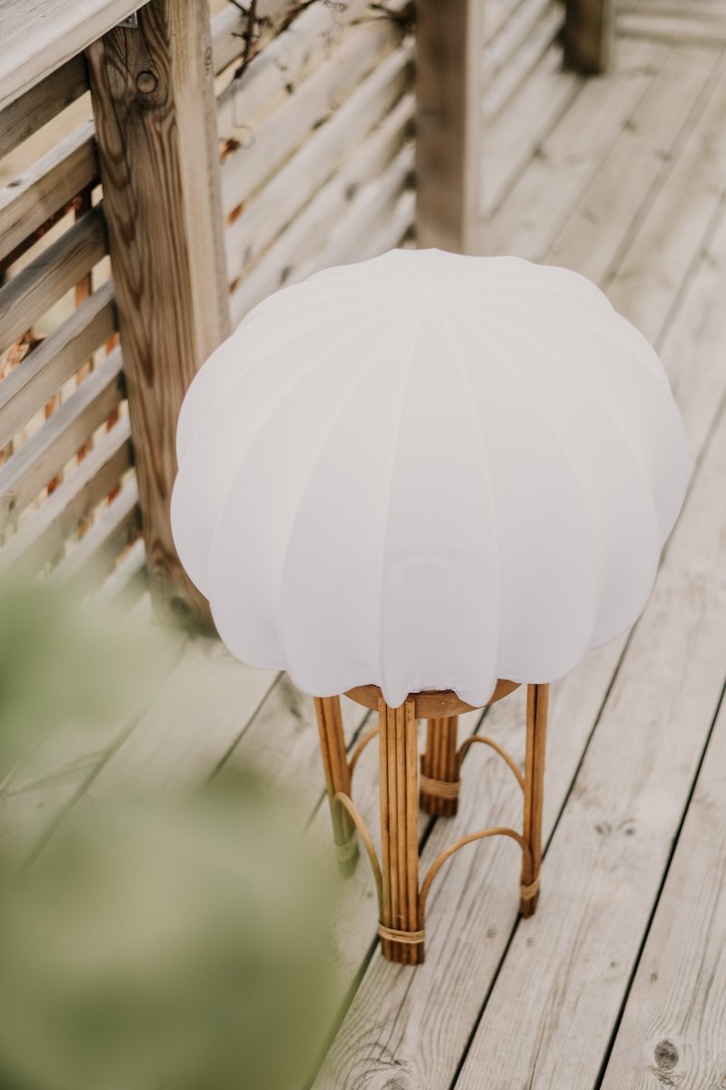 Fiji 66cm Natur stehlampe Von Globen Lighting - Der Stoff ist wasserabweisend, sodass die Lampe mit einem passenden Kabel auch im Au&szlig;enbereich eingesetzt werden kann.
