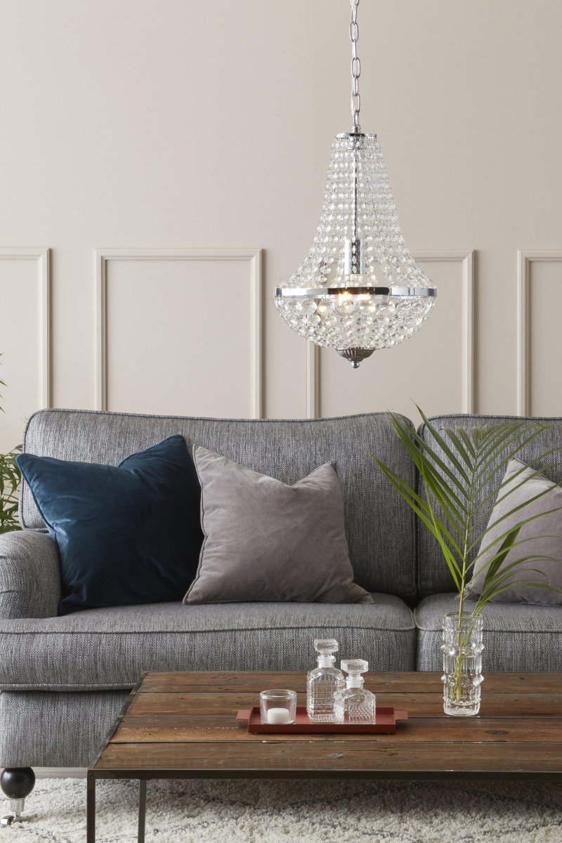 Gränsö Ø30 Chrom kristall Von Markslöjd - Border hat ein klassisches Design mit klaren Prismen, die das Licht wunderschön streuen und ein luxuriöses Gefühl erzeugen, egal ob es über dem Esstisch oder im Wohnzimmer hängt.