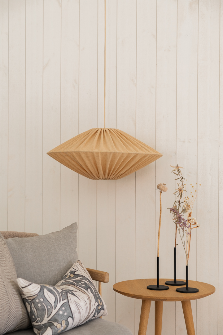 Figo Lampenschirm Ohne Aufhängung Ø58 Honig hängelampe Von Alde & Lind - Der Figo-Deckenleuchtenschirm hat eine straffe Form, bei der sich der Stoff sanft faltet.