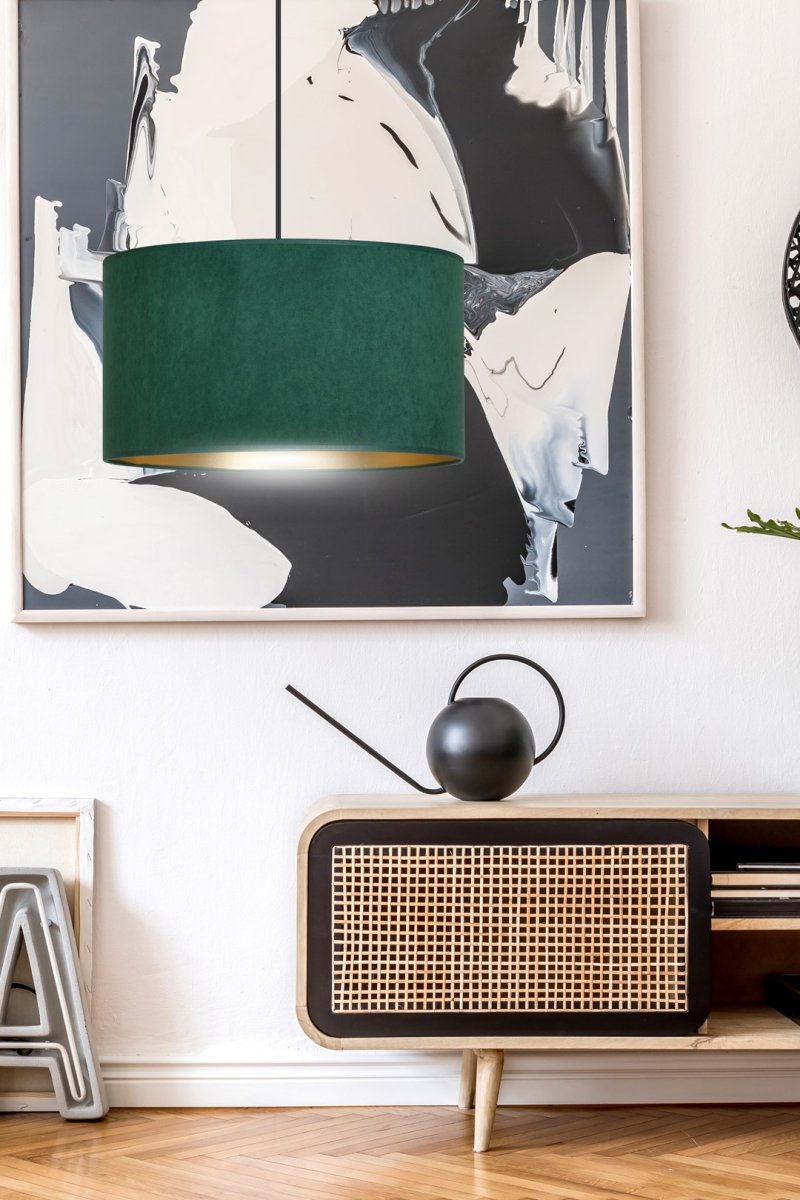 Hilde Ø35 Grün hängelampe Von Emibig Lighting - Die einfache Konstruktion und das elegante Farbschema machen Hilde zu einer vielseitigen Wahl, die sich in viele verschiedene R&auml;ume und Stile einf&uuml;gt.