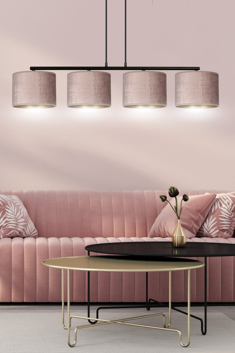 Hilde 100cm Rosa hängelampe Von Emibig Lighting - Die einfache Konstruktion und das elegante Farbschema machen Hilde zu einer vielseitigen Wahl, die sich in viele verschiedene R&auml;ume und Stile einf&uuml;gt.