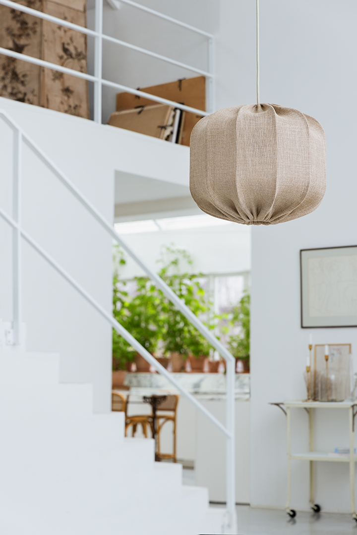 Dester Lampenschirm Ohne Aufhängung Ø38 Beige hängelampe Von Alde & Lind - Der Leinenstoff verleiht dem Dester Lampenschirm einen edlen und eleganten Ausdruck.
