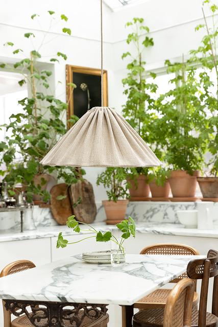 Fuji Lampenschirm Ohne Aufhängung Ø58 Beige hängelampe Von Alde & Lind - Der beige Stoff mit seiner leicht rauen, strukturierten Oberfläche verleiht dem Lampenschirm zudem einen schönen Glanz wie eine Träne.