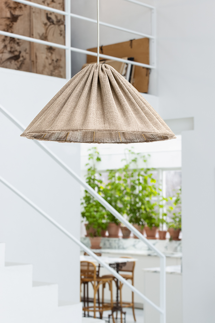 Fuji Lampenschirm Ohne Aufhängung Ø58 Braun hängelampe Von Alde & Lind - Der khaki-braune Stoff mit seiner leicht gr&auml;ulichen, strukturierten Oberfl&auml;che verleiht dem Lampenschirm zudem einen sch&ouml;nen, tr&auml;nenartigen Glanz.