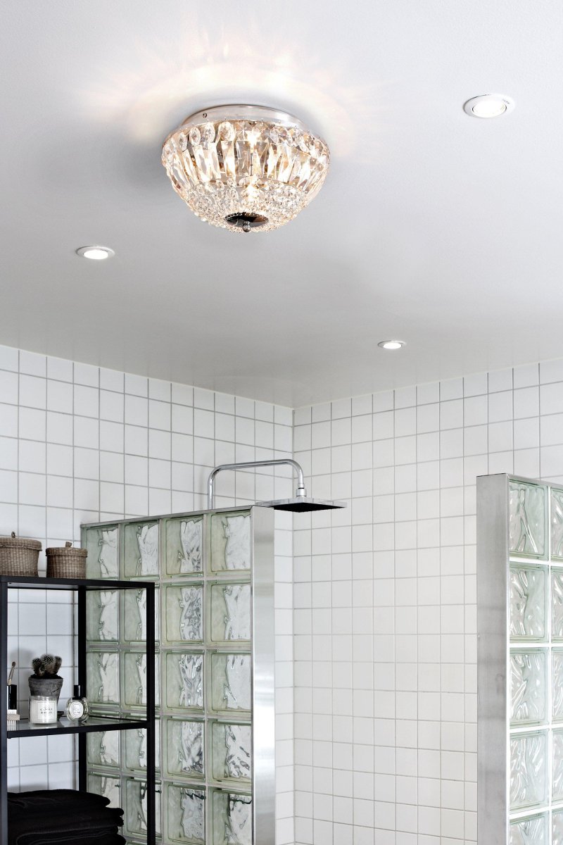 Estelle Ø30 Chrom badezimmerlampe Von Markslöjd - Diese Badezimmer-Deckenleuchte ist die perfekte Wahl f&uuml;r alle, die ihrem Zuhause einen Hauch von Glamour verleihen m&ouml;chten.