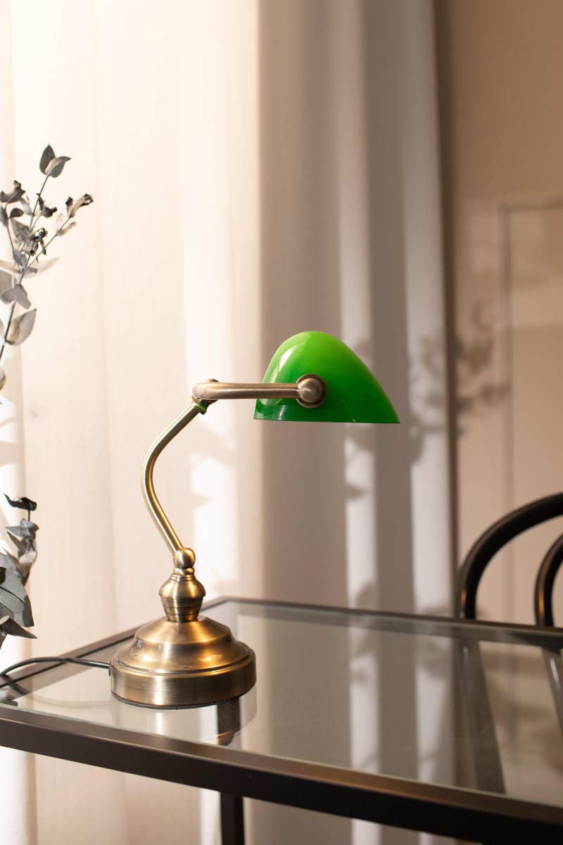 Bankers 25cm Antikes Messing schreibtischlampe Von Markslöjd - Die Tischlampe Bankers hat einen Metallsockel und verstellbares grünes Glas.