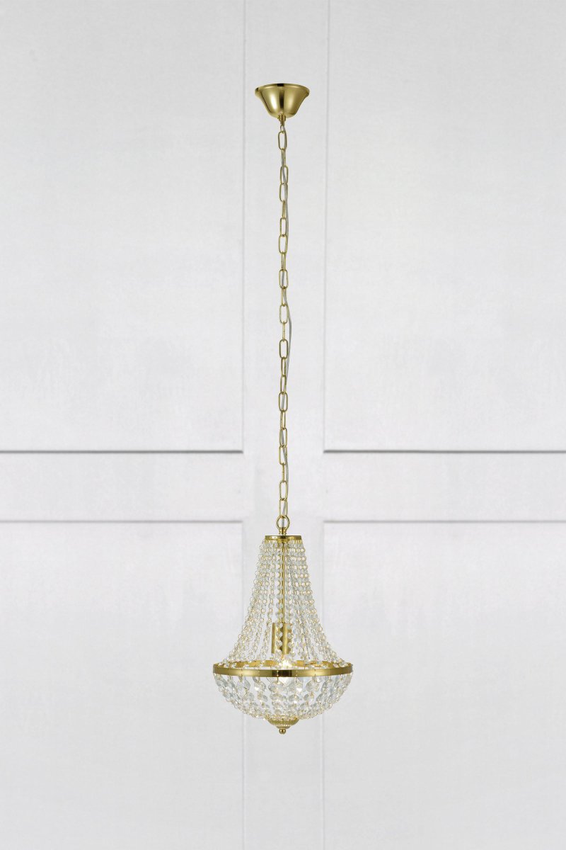 Gränsö Ø30 Messing kristall Von Markslöjd - Dieser elegante Kronleuchter hat ein zeitloses Design und ist mit klaren Prismen ausgestattet, die das Licht wunderschön streuen und so ein luxuriöses Gefühl über dem Esstisch oder im Wohnzimmer erzeugen.