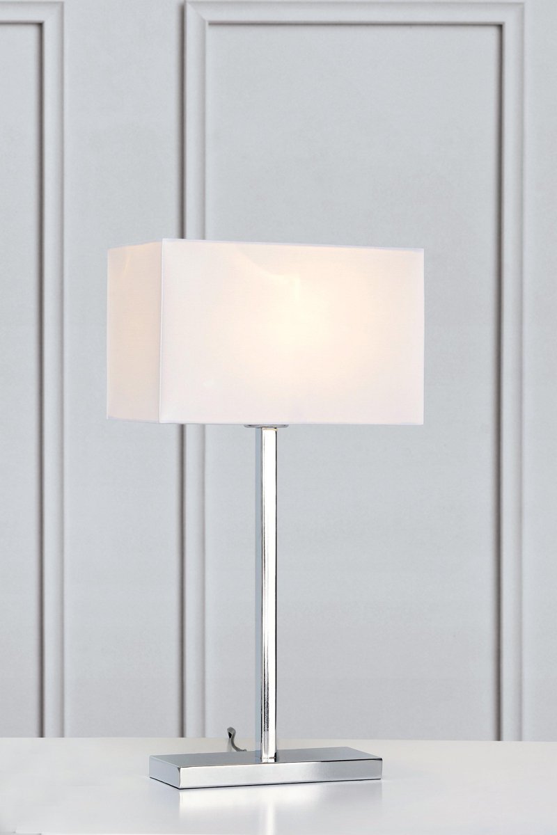 Savoy 50cm Weiß tischlampe Von Markslöjd - Die Tischleuchte Savoy in Chrom und weißem Textilschirm hat ein elegantes und stilvolles Design.