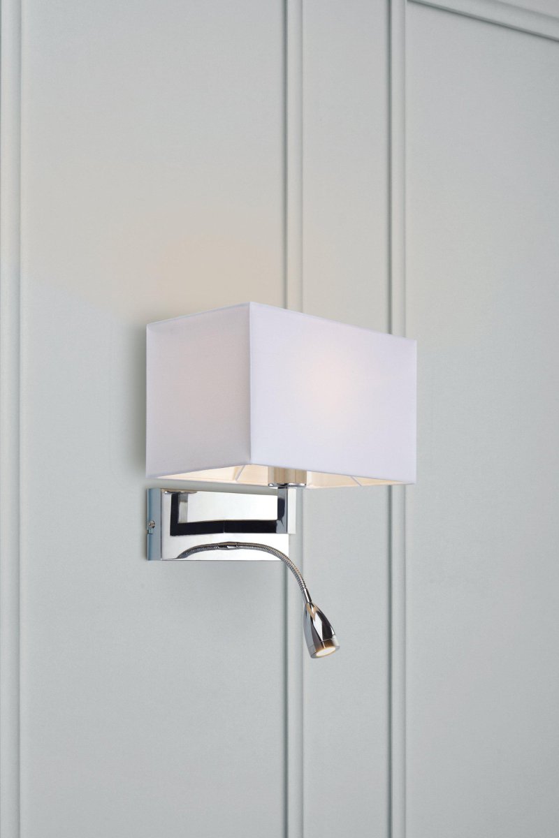 Savoy Chrom leselampe Von Markslöjd - Der rechteckige Schirm sorgt in Kombination mit der flexiblen LED-Lampe der 3W sowohl für stimmungsvolles Leuchten als auch für praktisches Licht zum Lesen.
