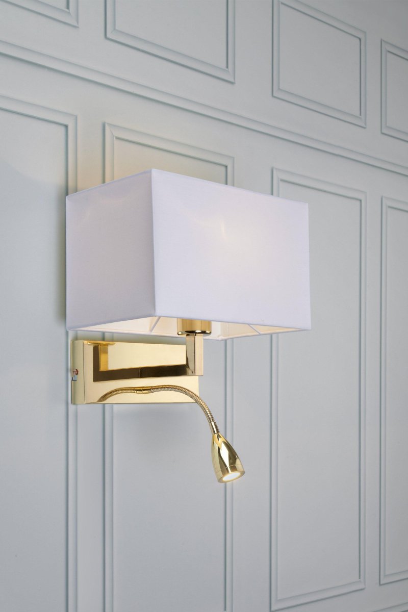 Savoy Messing leselampe Von Markslöjd - Der rechteckige Schirm sorgt in Kombination mit der flexiblen LED-Lampe der 3W sowohl für stimmungsvolles Leuchten als auch für praktisches Licht zum Lesen.