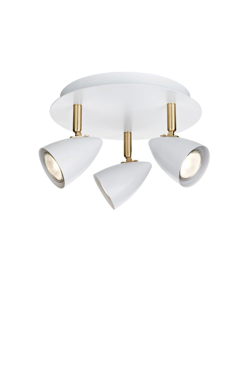Ciro 3 Weiß spotlight Von Markslöjd - Mit drei verstellbaren Strahlern aus elegantem Wei&szlig;metall und Messingdetails vermittelt es einen edlen Eindruck und erm&ouml;glicht eine perfekte Lichteinstellung f&uuml;r jeden Raum.