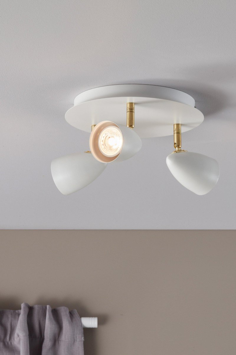 Ciro 3 Weiß spotlight Von Markslöjd - Mit drei verstellbaren Strahlern aus elegantem Wei&szlig;metall und Messingdetails vermittelt es einen edlen Eindruck und erm&ouml;glicht eine perfekte Lichteinstellung f&uuml;r jeden Raum.