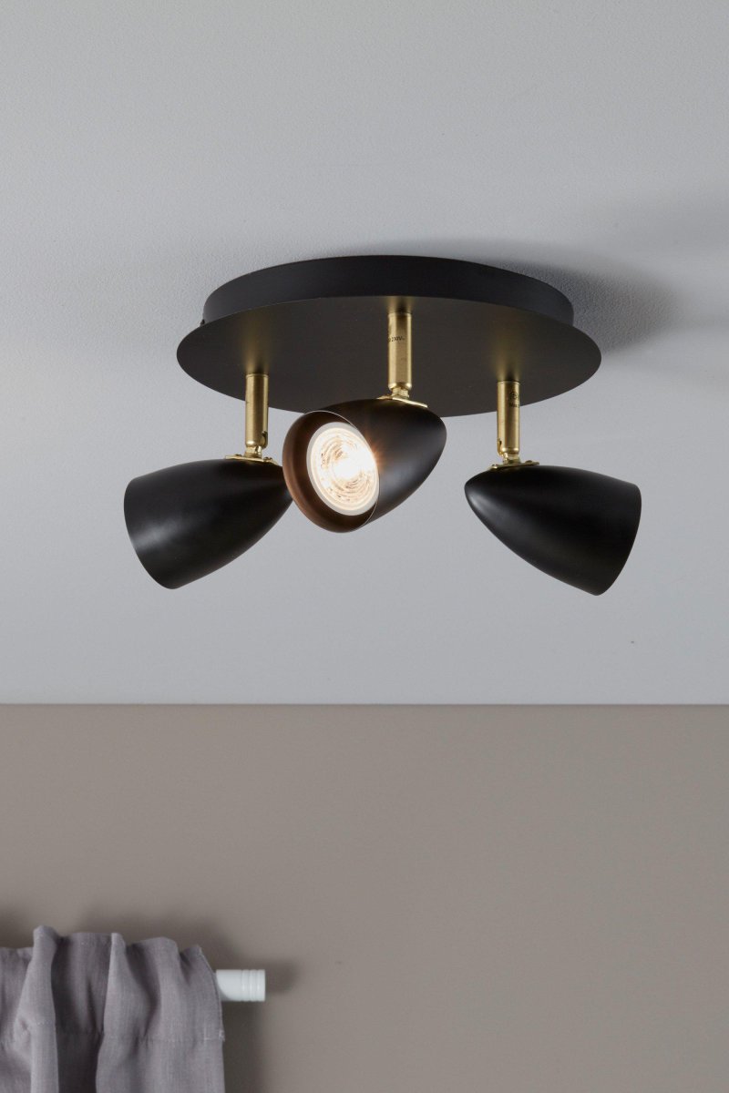 Ciro 3 Schwarz spotlight Von Markslöjd - Mit drei verstellbaren Strahlern in elegantem Mattschwarz und Messingdetails vermittelt es einen edlen Eindruck und erm&ouml;glicht eine perfekte Lichteinstellung f&uuml;r jeden Raum.