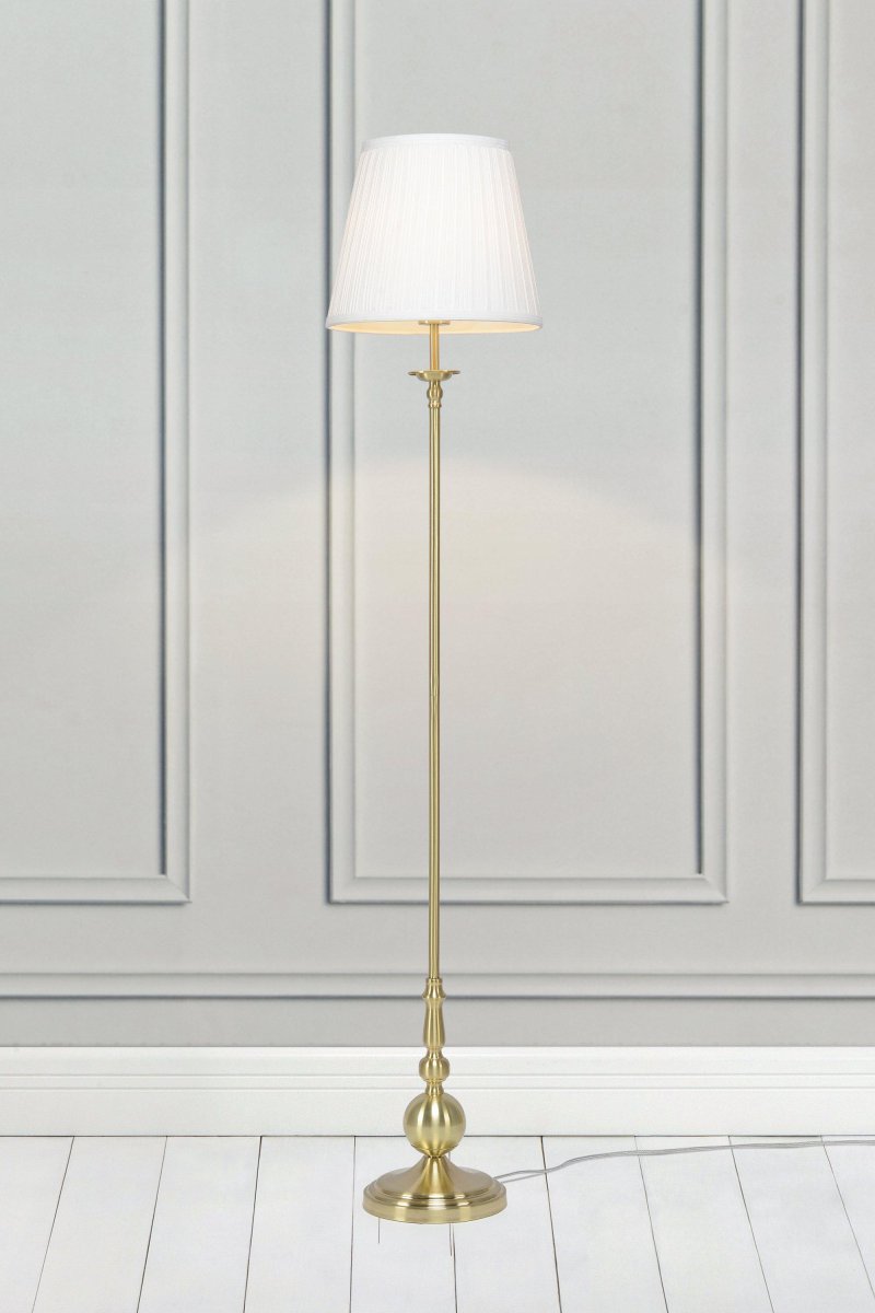 Imperia Messing stehlampe Von Markslöjd - Imperia ist eine elegante Stehleuchte im klassischen Design mit einem stilvollen Messingsockel und einem wundersch&ouml;nen wei&szlig;en Stoffschirm.