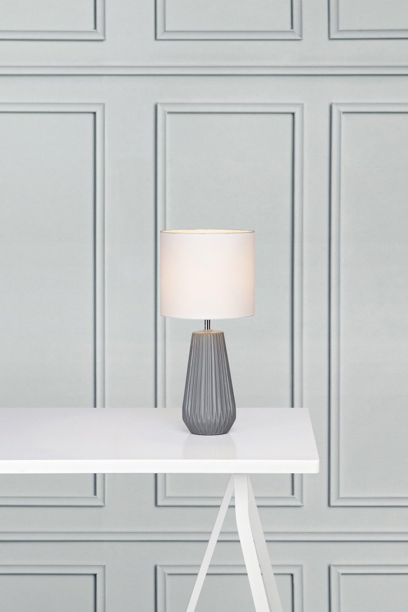 Nicci 40cm Grau tischlampe Von Markslöjd - Durch die minimalistische Form lässt sich die Lampe vielseitig und einfach sowohl im Wohnzimmer als auch im Schlafzimmer platzieren und eignet sich besonders für alle, die eine zeitlose und funktionale Beleuchtungslösung suchen.